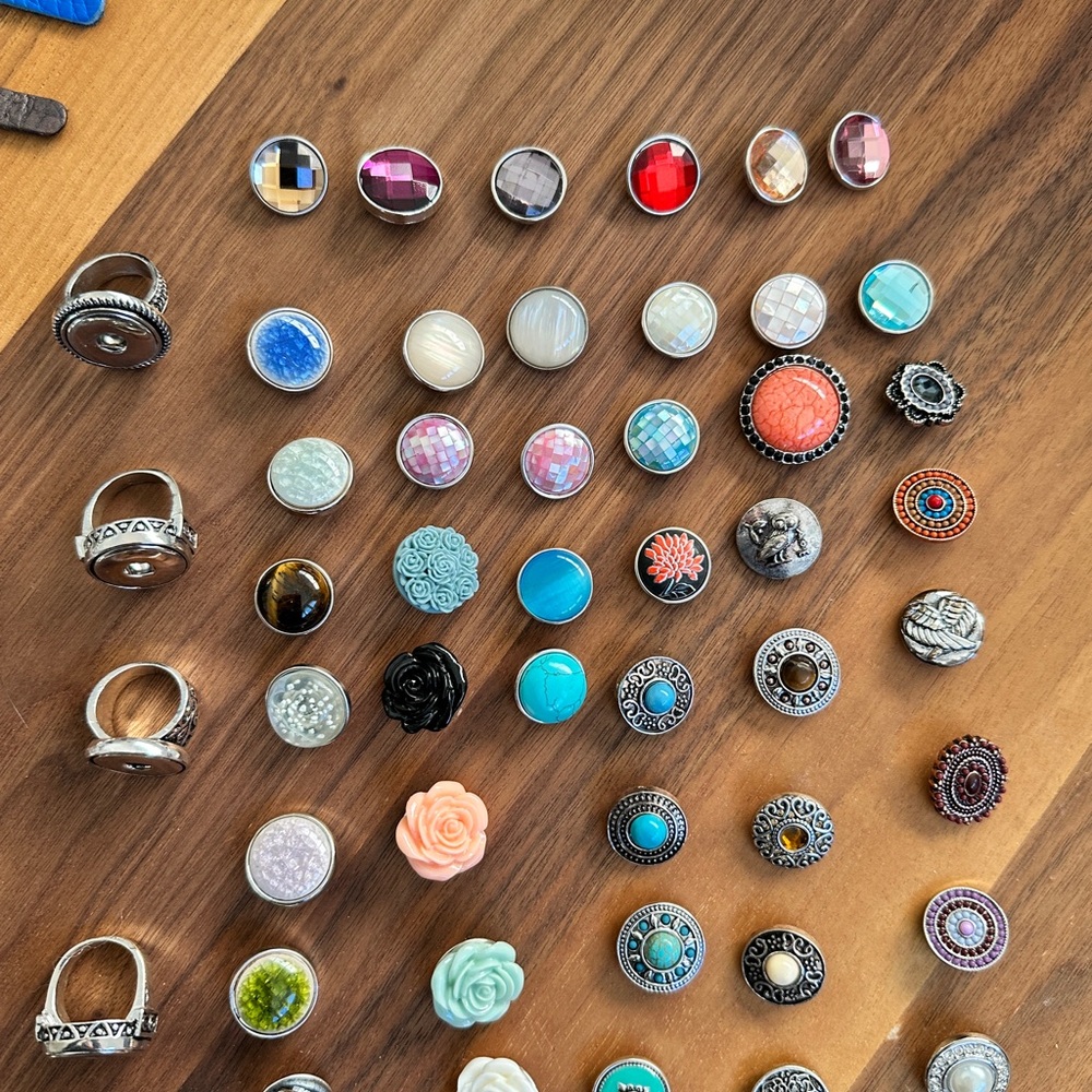 Stylish Multi-Color Button Bracelet Set - Picture 5 of 16